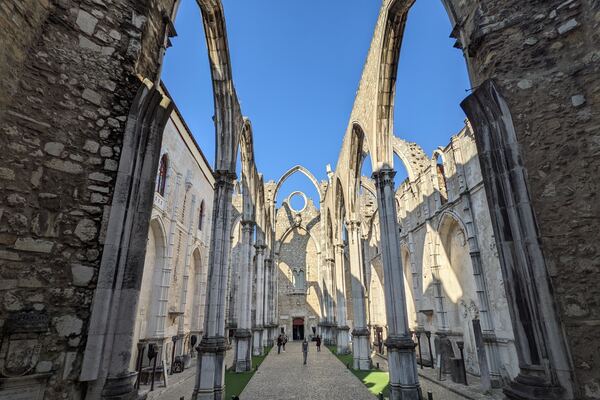 Foto dos detalhes das ruínas do convento do Carmo, importante monumento histórico de Lisboa, em Portugal.