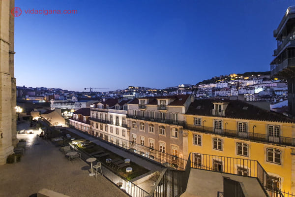 Foto no entardecer tirada dos terraços do carmo, um dos rooftops mais importantes de Lisboa