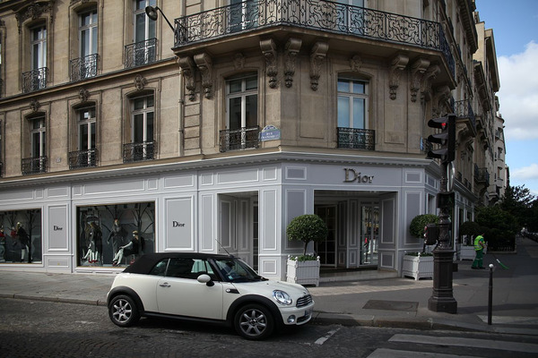 Foto de uma loja da Dior na região da Champs Elysees em Paris