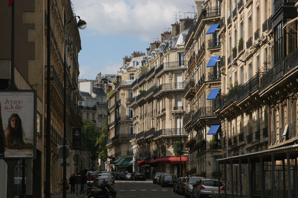 Ruas ao redor da Aveenida Champs Elysees em Paris