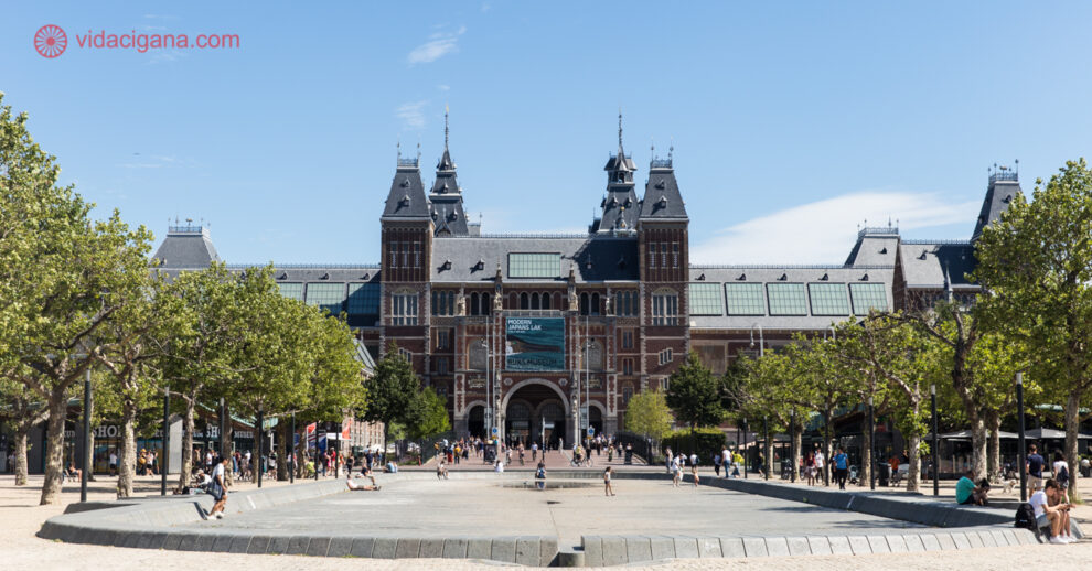 Melhores museus de Amsterdam: O Rijksmuseum visto da Praça dos Museus, com sua piscina a frente seca.