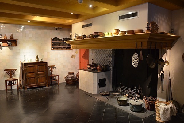 O interior da casa do Rembrandt, com a cozinha intacta, com todo o mobiliário da época