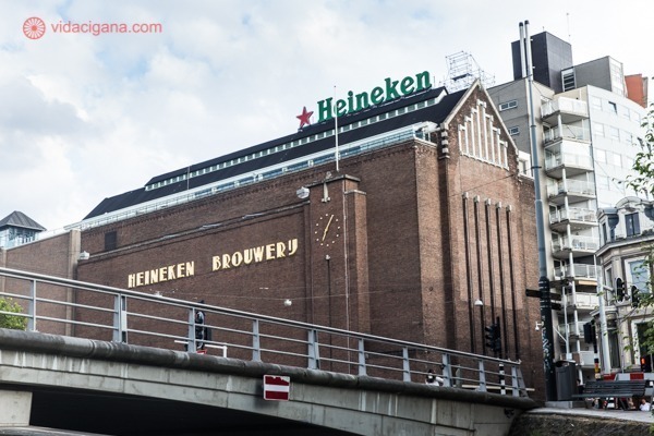 O Prédio da Heineken Experience vista do canal, toda feita de tijolinhos vermelhos