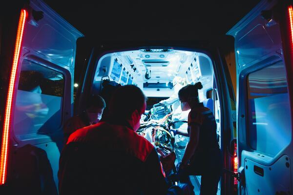 ambulância atendendo à emergência médica