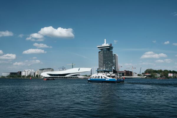 Foto do ferry boat atravessando de Amsterdam Centraal para Amsterdam Noord