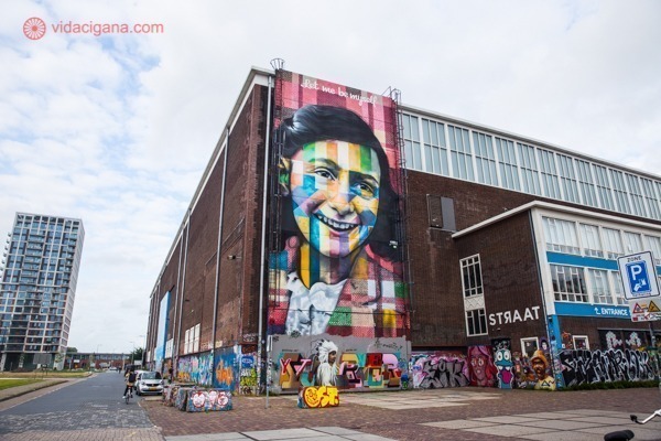 mural em Straat Museum. Arte com rosto de Anne Frank, um importante símbolo sobre a ação do Nazismo nos Países Baixos.