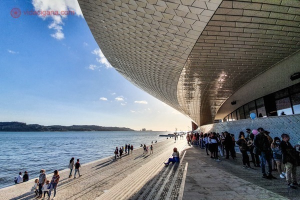 foto da parte externa do MAAT em Lisboa com o Rio Tejo do lado esquerdo