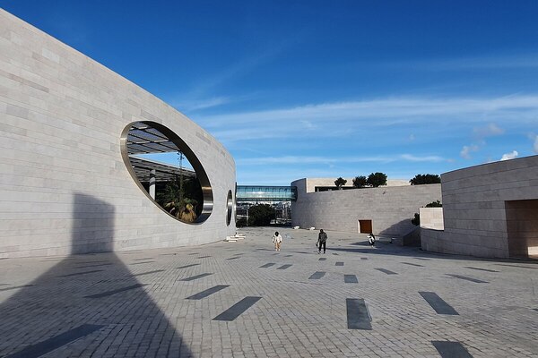 Foto externa da Fundação Champalimaud, um projeto de arquitetura contemporânea em Lisboa.