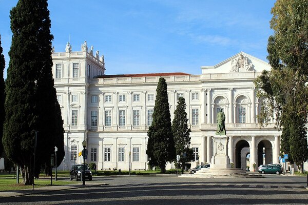 Foto externa do Palácio Nacional da Ajuda, um dos principais museus da parte de Lisboa.