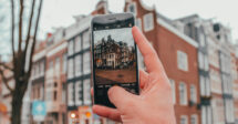 O que fazer em De Pijp Amsterdam: Um homem tirando uma foto de celular de um típico prédio holandês