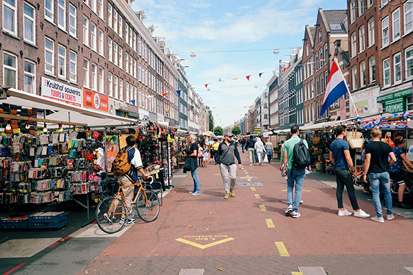 Imagem da Albert Cuyp Straat, no mercado, uma das principações atrações sobre o que fazer em De Pijp