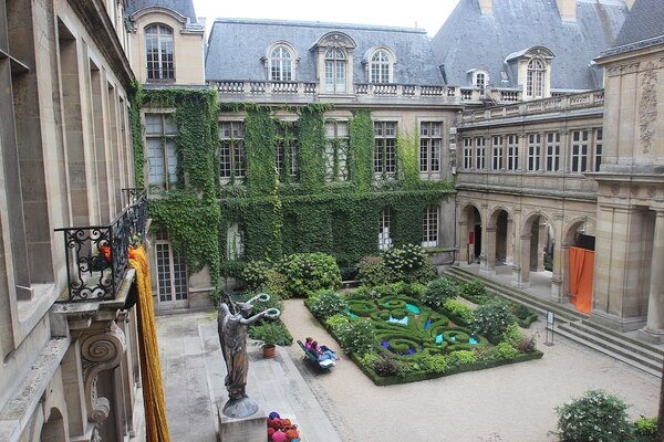 Foto da parte de cima do Museu Carnavalet, vendo  os jardins