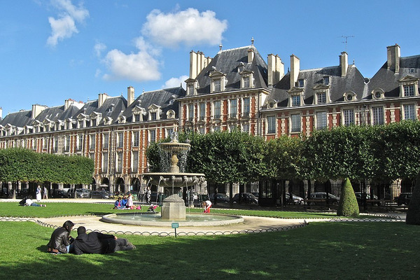 Place des Vosges, um dos principais pontos turísticos da cidade de Paris