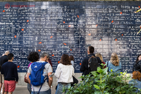 Foto do muro do eu te amo - Le mur des Je t'aime, um dos principais pontos turísticos e atrações de Paris