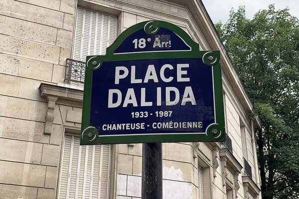 Foto de uma placa da Place Dalida, onde fica o Buste de Dalida