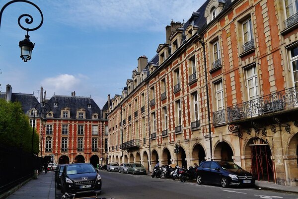 Foto de rua em frente à Place des Vosges, Le Marais, Paris, França