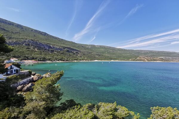 Foto do Parque Natural da Serra da Arrábida, excelente lugar para ter contato com a natureza em Portugal