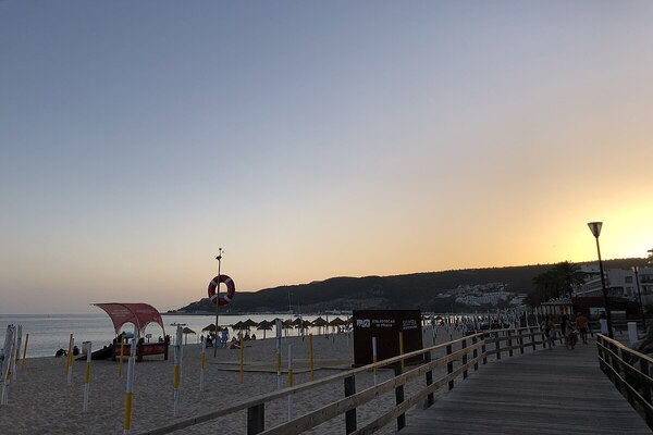Foto da praia da Califórnia perto do pôr do sol