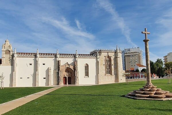 Foto da fachada principal do convento de Jesus, em Setúbal, Portugal