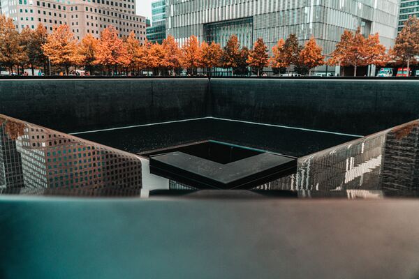Foto do Memorial do 11 de Setembro de 2001, construído em homenagem às vítimas do ataque terrorista.