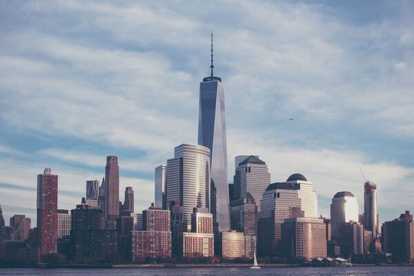 Foto do One World Trade Center vista do rio. Esta é uma das melhores respostas para a pergunta "o que fazer em Tribeca, Nova York"