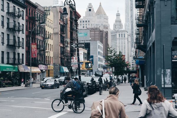 Pessoas andando na rua em Tribeca, Nova York