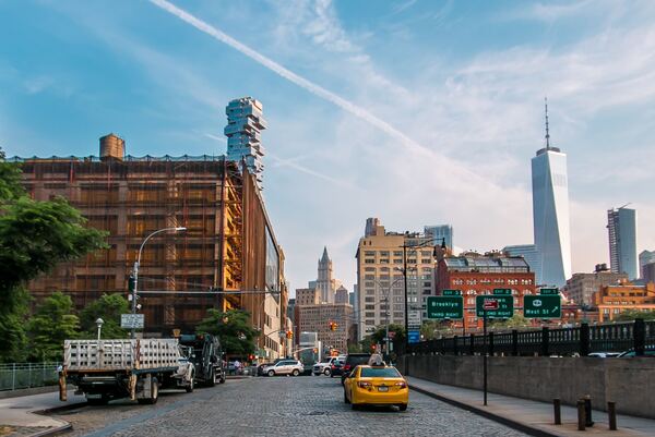 Foto de uma rua com vista ara alguns pontos turísticos de Tribeca como o One World Trade Center e o Jenga Building