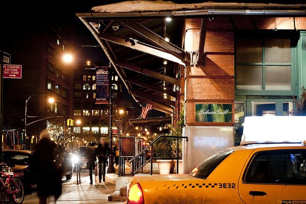 Foto da esquina com a placa do Tribeca Grill, em New York