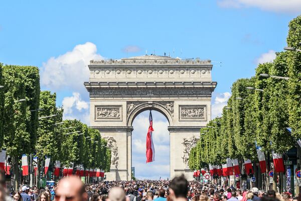 Foto do arco do triunfo visto da Champs Elysees
