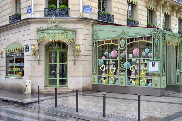 Confeitaria Laduree, um dos principais lugares para comer macaron na Champs Elysees