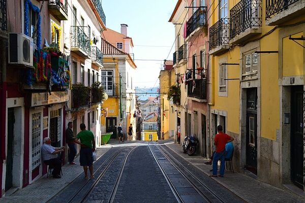 foto de uma rua em Lisboa, no Bairro Alto
