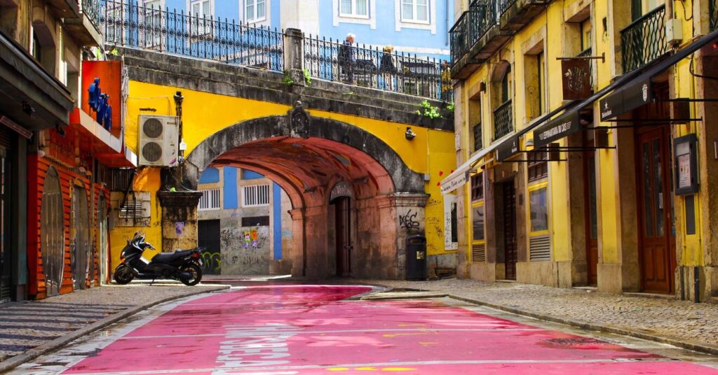 Parte da Rua Ror de Rosa e seus prédios. 