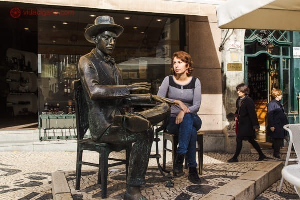 Foto própria da estátua de Fernando Pessoa com Larissa