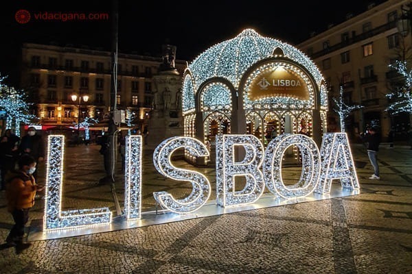 foto noturna da praça luís de camões em Lisboa, à época do natal