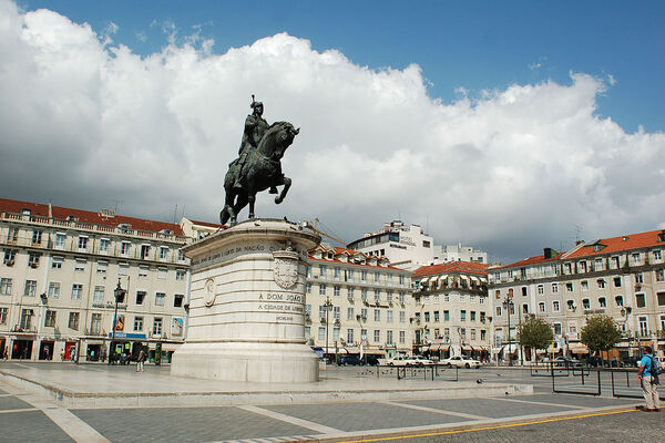 Foto da Praça da Figueira em Lisboa, com destaque para a estátua do rei Dom João I