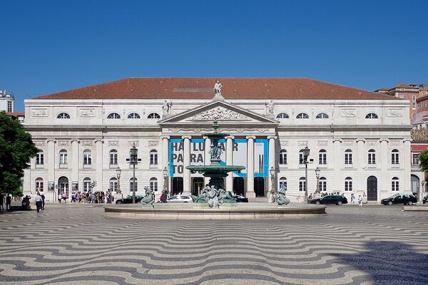 Fachada frontal do Teatro Nacional Dona Maria II, na praça do Rossio em Portugal
