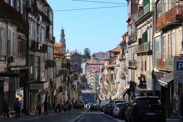 Foto de uma rua na cidade de Porto em Portugal