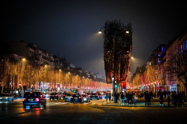 Foto noturna da avenida Champs Elysees