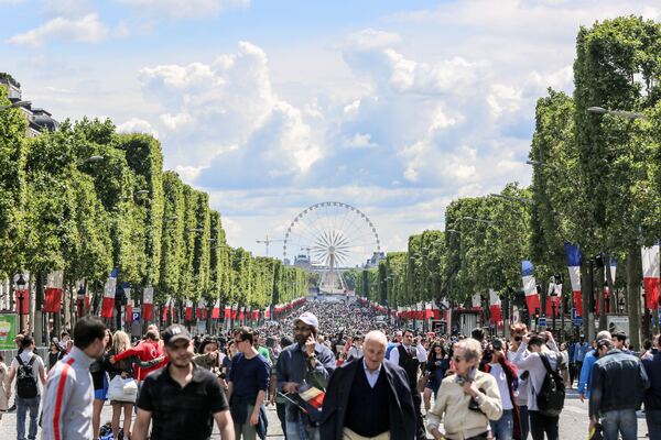 Vista da Champs Elysees fechada para carros, em direção à Praça da Concórdia