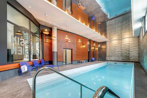 Se você busca uma estadia diferenciada, um hotel com piscina em Paris pode ser uma boa ideia.