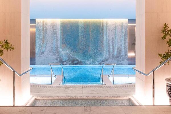 Foto de uma piscina de hotel