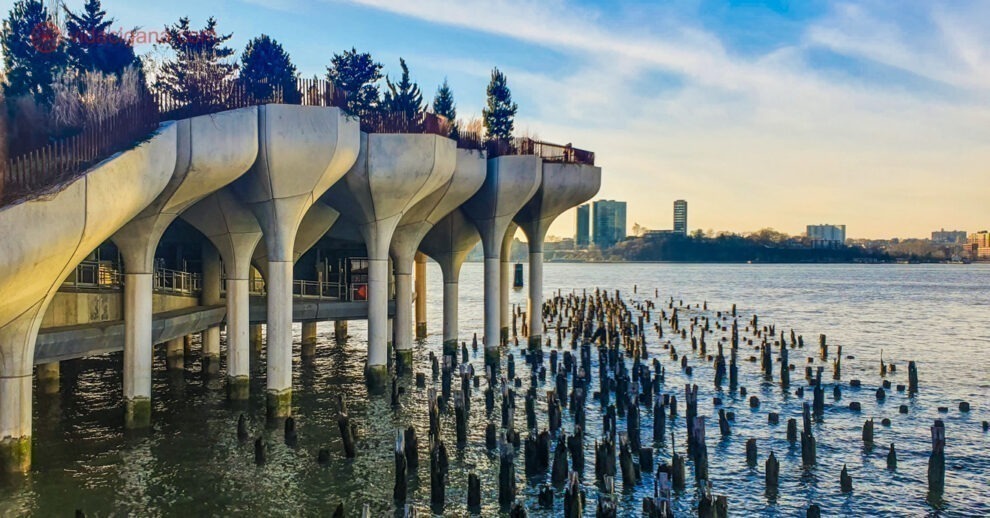 O que fazer em Chelsea, Nova York: Foto da Little Island durante o fim da tarde, com o sol céu