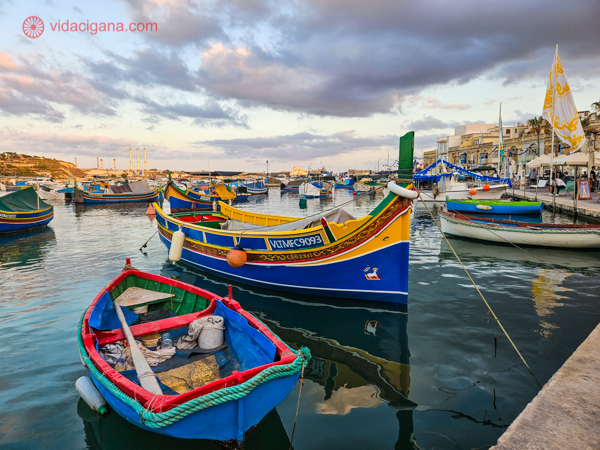 Os barcos típicos malteses bem coloridos ancorados