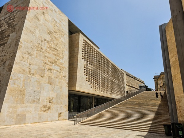 O Parliament House, ou Casa do Parlamento, projeto de Renzo Piano todo em cor de areia