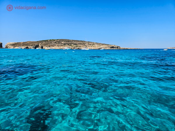 A Lagoa Azul, um lindo lugar para conhecer em Malta, com suas águas super azuis e transparentes.