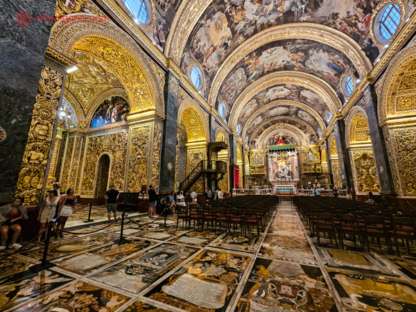 Foto interna da Co-Catedral de São João, um dos pontos turísticos de Valetta, Malta.