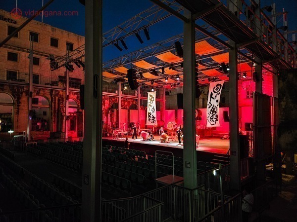 A Pjazza Teatru Rjal à noite durante um ensaio em seu palco, entre as ruínas. 