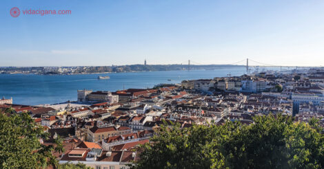 Pontos Turísticos de Lisboa: o Rio Tejo azul visto do alto do Castelo de São Jorge, com a ponte 25 de abril ao fundo