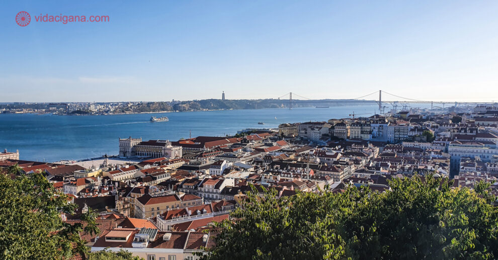 Pontos Turísticos de Lisboa: o Rio Tejo azul visto do alto do Castelo de São Jorge, com a ponte 25 de abril ao fundo