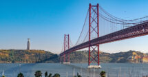 Pontos turísticos de Lisboa: A ponte 25 de abril num lindo dia de sol, com o Cristo Rei ao fundo